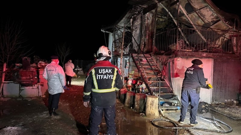 Uşak'ta prefabrik evde çıkan yangında karı koca can verdi