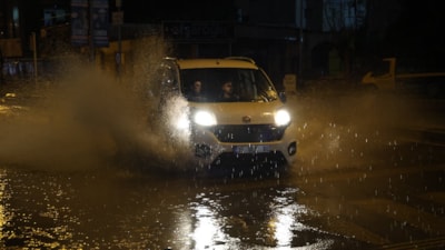 İzmir’de sağanak: Cadde ve sokaklar göle döndü