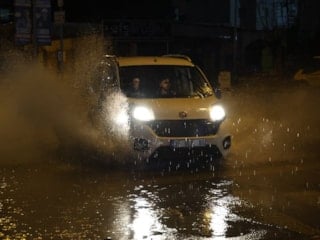 İzmir’de sağanak: Cadde ve sokaklar göle döndü