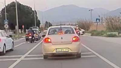 Aydın'da motosiklet ile hafif ticari aracın çarpışma anı kamerada