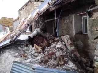 Erzincan’da fırtına çatıları uçurdu