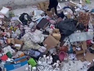 Erzurum'da evden tonlarca çöp çıktı