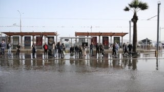 İzmir'de yağmur yine hayatı felç etti: Caddeler nehre dönüştü