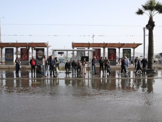 İzmir'de yağmur yine hayatı felç etti: Caddeler nehre dönüştü