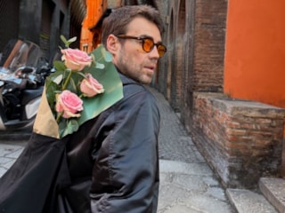 Murat Dalkılıç’ın sahne kazası! Pantolonunun arkasındaki ıslaklık dikkat çekti