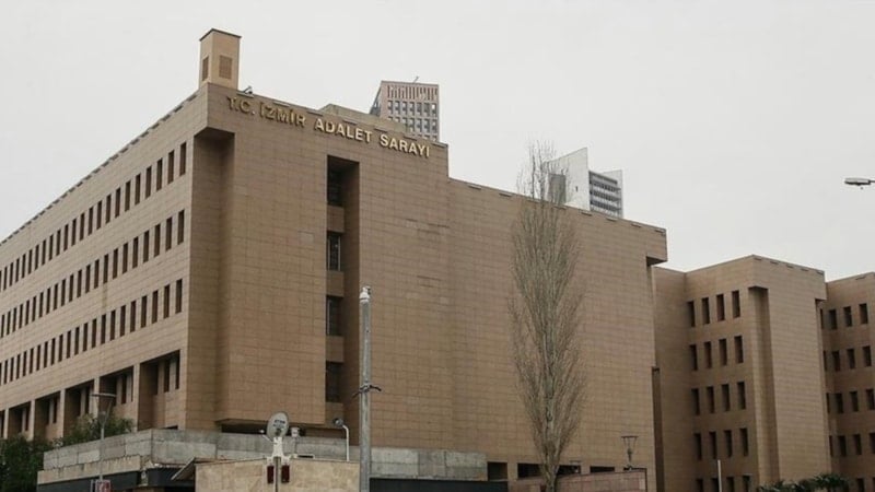 İzmir'de 'kooperatif' soruşturmasında yakalanan 22 şüpheli adliyeye sevk edildi