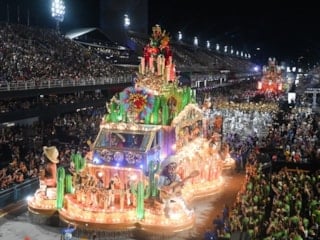 Brezilya’da Rio Karnavalı samba geçitleriyle başladı