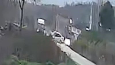 Bursa'da 3 kişinin yaralandığı kaza kameraya yansıdı