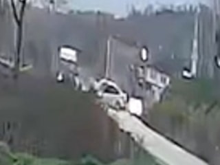 Bursa'da 3 kişinin yaralandığı kaza kameraya yansıdı