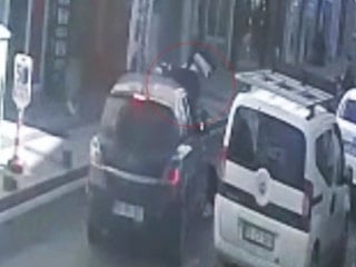 Tekirdağ'da ters yönden caddeye giren otomobille motosikletin çarpıştığı anlar kameraya yansıdı