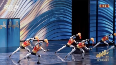 Çin’de insansı robotlardan Bahar Bayramı’nda kungfu şovu