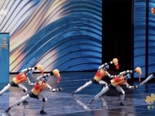 Çin’de insansı robotlardan Bahar Bayramı’nda kungfu şovu