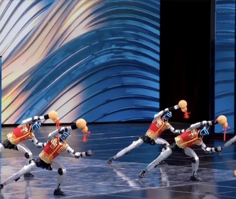 Çin’de insansı robotlardan Bahar Bayramı’nda kungfu şovu