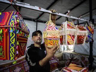 Gazzeli mühendis, çadır atölyesinde ürettiği fenerlerle Ramazan'a umut katıyor