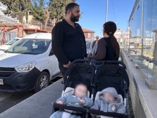 Esenyurt'ta, ikiz bebeklerinin önünde darbedildi