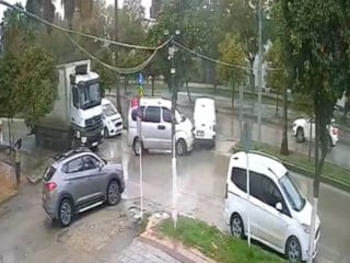 Adana'da Barış Bulvarı’nda bitmeyen kazalar: Esnaf çözüm istiyor