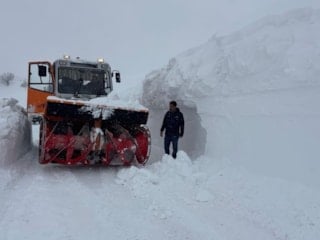 Tunceli'de ekiplerin yolları açmak için çalışması sürüyor