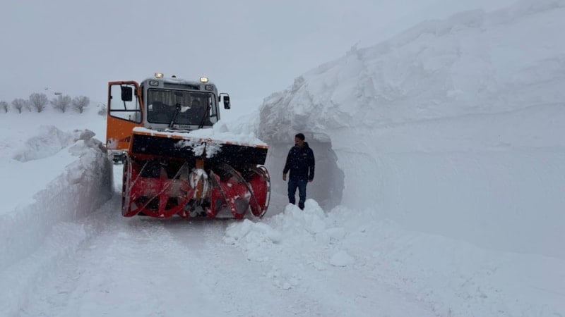 Tunceli'de ekiplerin yolları açmak için çalışması sürüyor