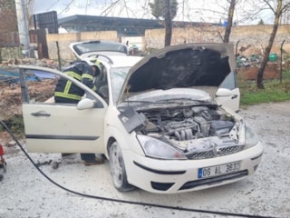 Muğla'da park halindeki otomobil alev aldı