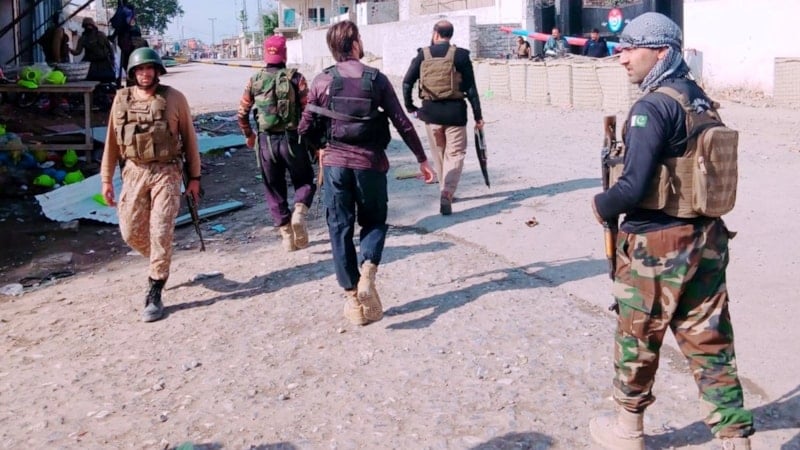 Pakistan'da bombalı saldırı: 12 ölü