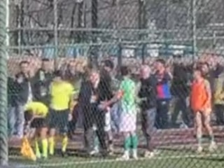 Malatya'da tribünden hakeme scooter atıldı