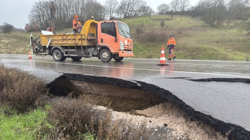 Balıkesir’de sağanak yolu yardı: 100 metrelik hasar