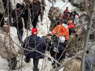 Bitlis'te hafif ticari aracın dereye uçtuğu kazada 3 kişi hayatını kaybetti