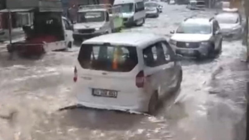 Adana’da 15 dakikalık sağanak, hayatı felç etti