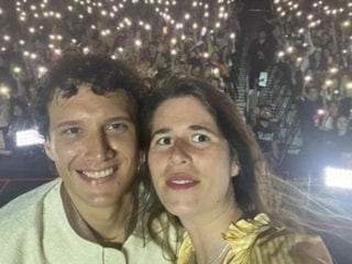 Şarkıcı Edis hakkında yakalama kararı