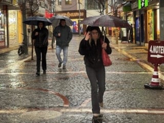 Edirne'de etkili olan sağanak yağış günlük hayatı olumsuz etkiledi