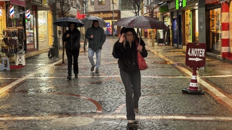Edirne'de etkili olan sağanak yağış günlük hayatı olumsuz etkiledi
