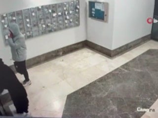 Kayseri'de apartmanın girişine idrar ve toz dökenler çocuk çıktı