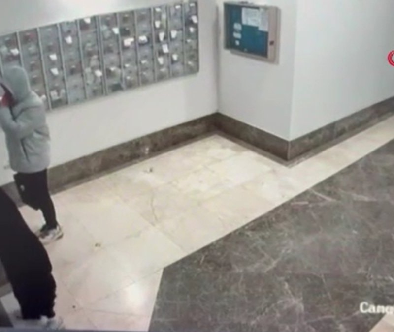 Kayseri'de apartmanın girişine idrar ve toz dökenler çocuk çıktı