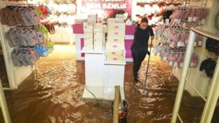 İzmir'de Alsancak ve Kordon'u su bastı, esnaf tepkili