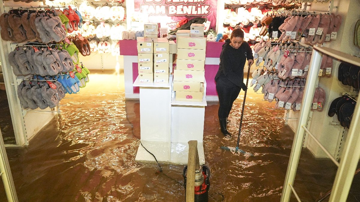 İzmir'de Alsancak ve Kordon'u su bastı, esnaf tepkili