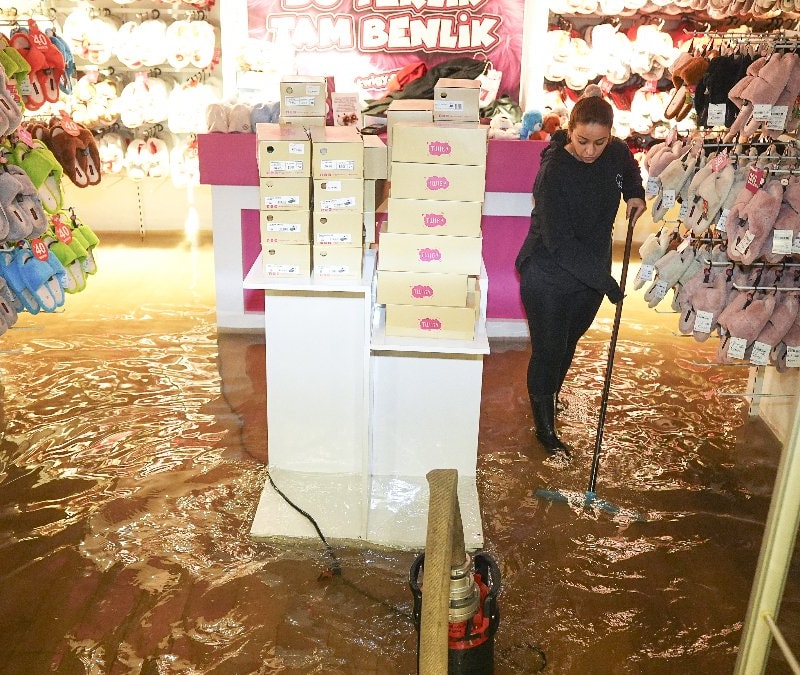 İzmir'de Alsancak ve Kordon'u su bastı, esnaf tepkili