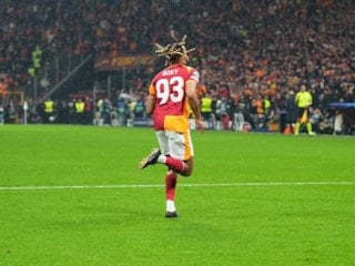 Sacha Boey ilk golünü attı