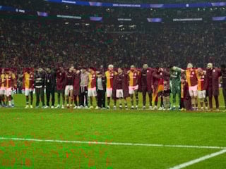 Galatasaraylı futbolcular galibiyeti taraftarıyla kutladı