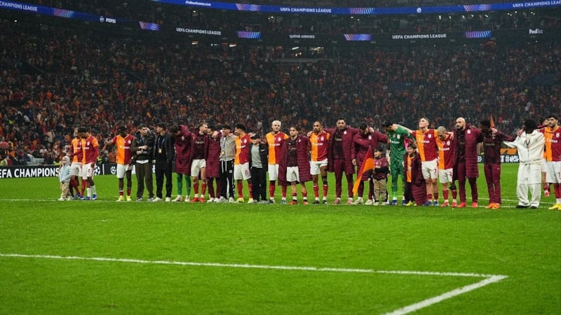 Galatasaraylı futbolcular galibiyeti taraftarıyla kutladı