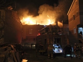 Karaman’da çatı yangını korkuttu: 3 kişi dumandan etkilendi