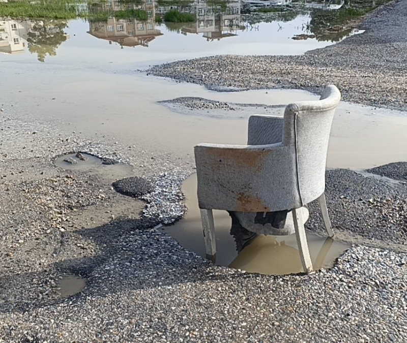 Antalya'da yağış sonrası oluşan çukura 'koltuklu' uyarı