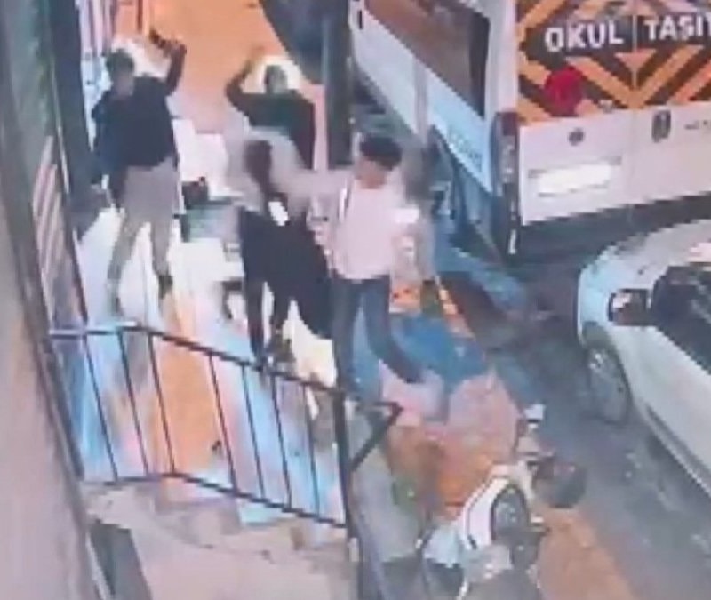 İstanbul'da kaldırımda bekleyen çocuklara bıçakla saldırdılar: 5 şüpheli yakalandı