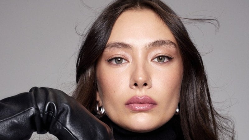 Neslihan Atagül'ün ayna pozu! Takipçileri beğendi