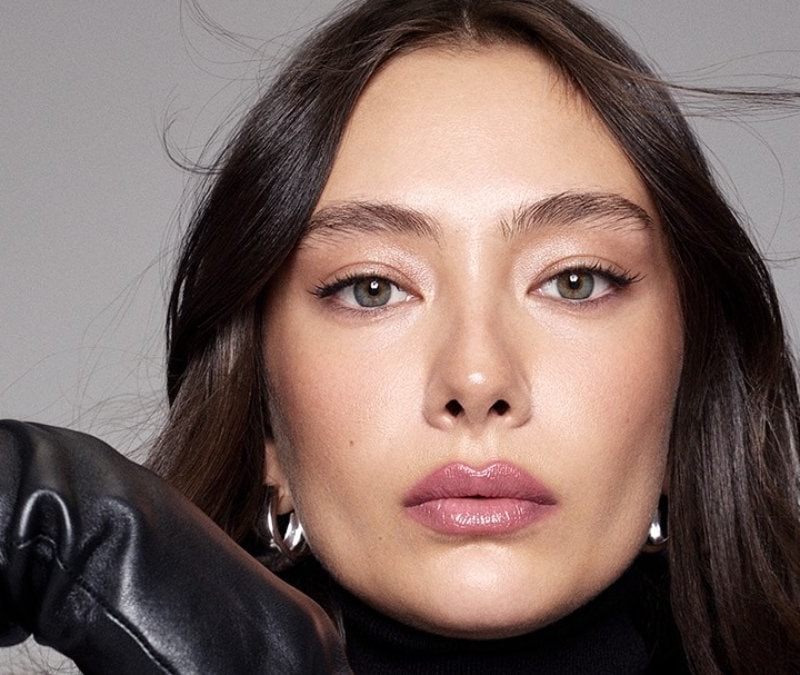 Neslihan Atagül'ün ayna pozu! Takipçileri beğendi