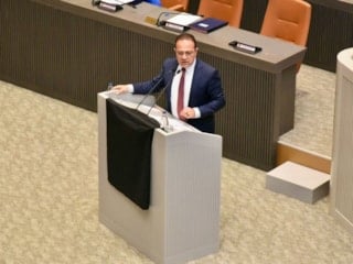 KKTC Meclisi’nde siyah örtü krizi