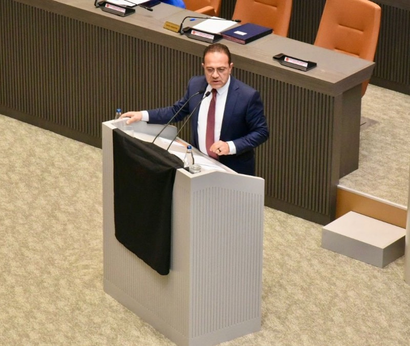 KKTC Meclisi’nde siyah örtü krizi