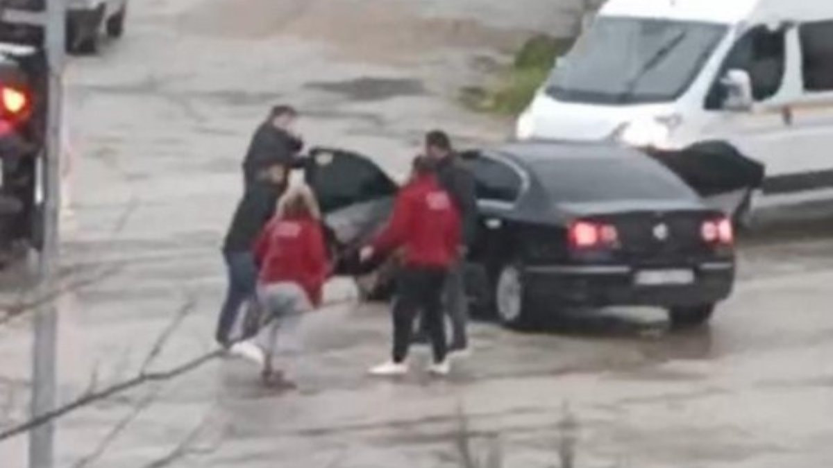 Adana'da trafik kavgasında kadından sopalı müdahale