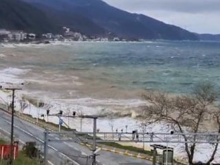 Yalova’da fırtına: Dev dalgalar Esenköy kıyılarını vurdu