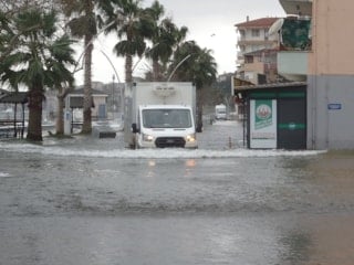 Kocaeli'de lodos sonrası yollar göle döndü