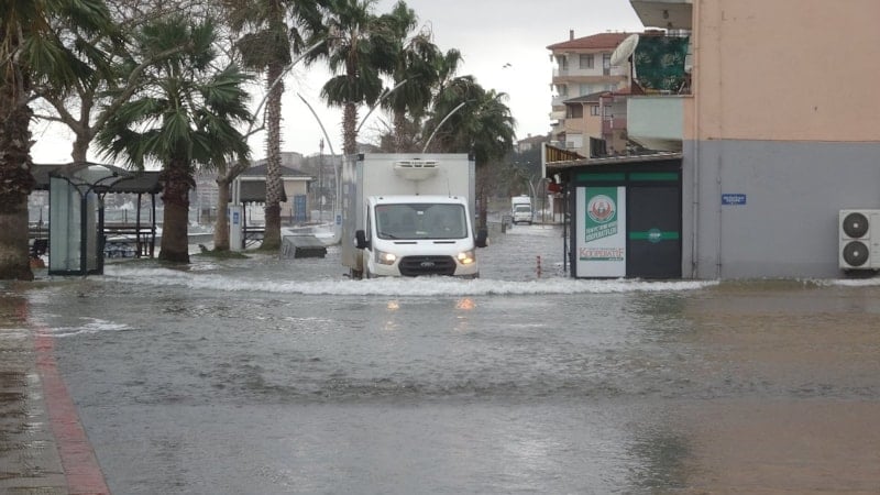 Kocaeli'de lodos sonrası yollar göle döndü